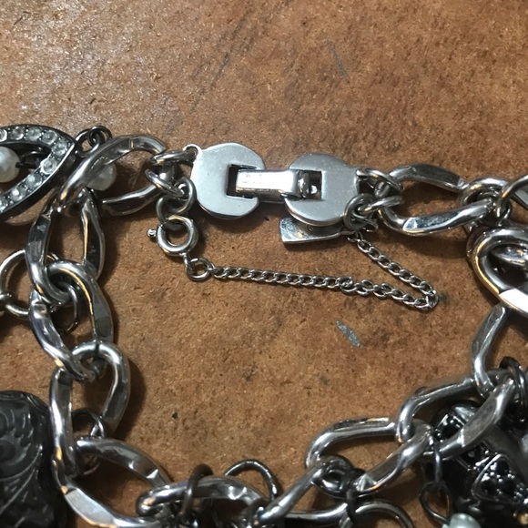 Vintage SilverTone Monet 13 Charm bracelet excellent condition Butterfly & pearl - Picture 11 of 11